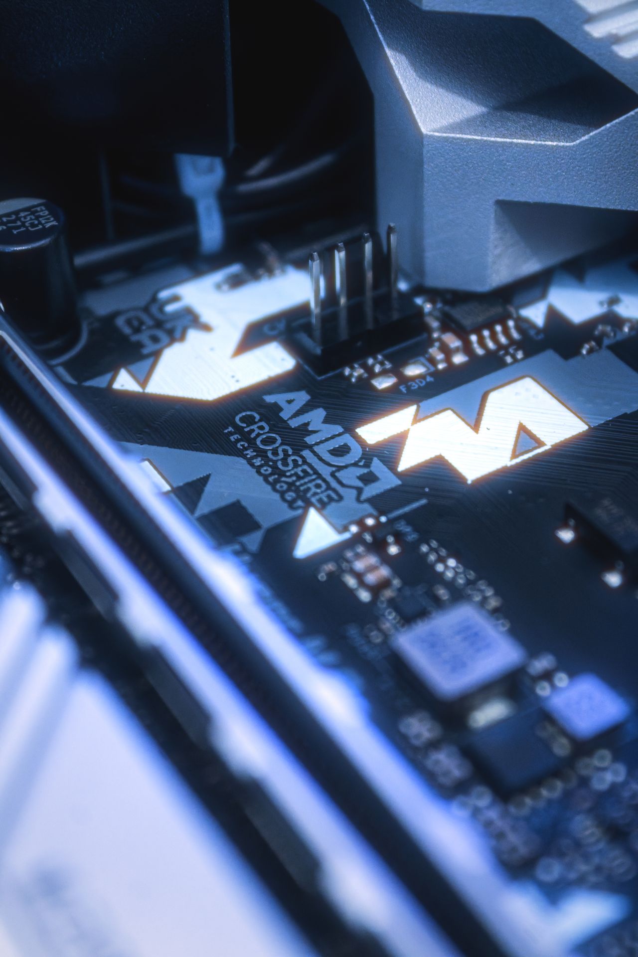 Computeronderdelen en moderne technologie op een bureau